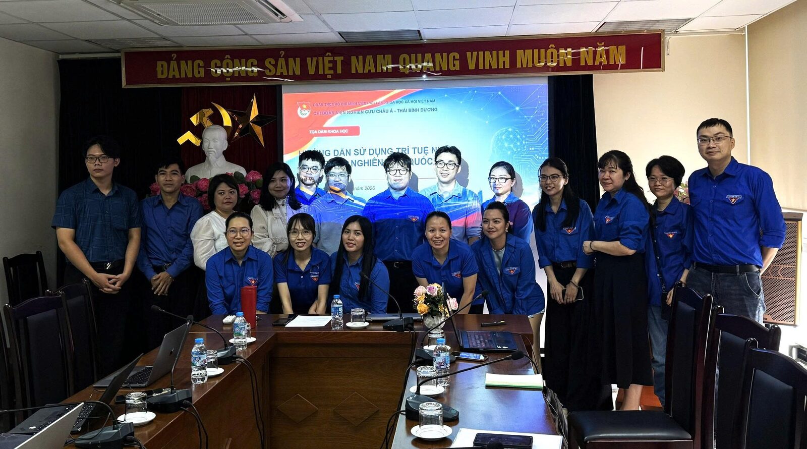 Ảnh lưu niệm các đại biểu tham dự tọa đàm khoa học về AI tại Viện Nghiên cứu Châu Á - Thái Bình Dương